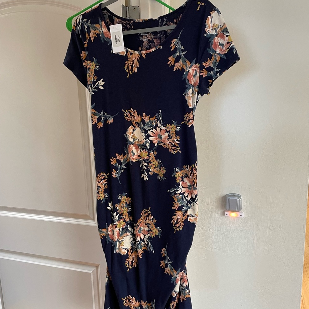 Fitted floral maternity dress
